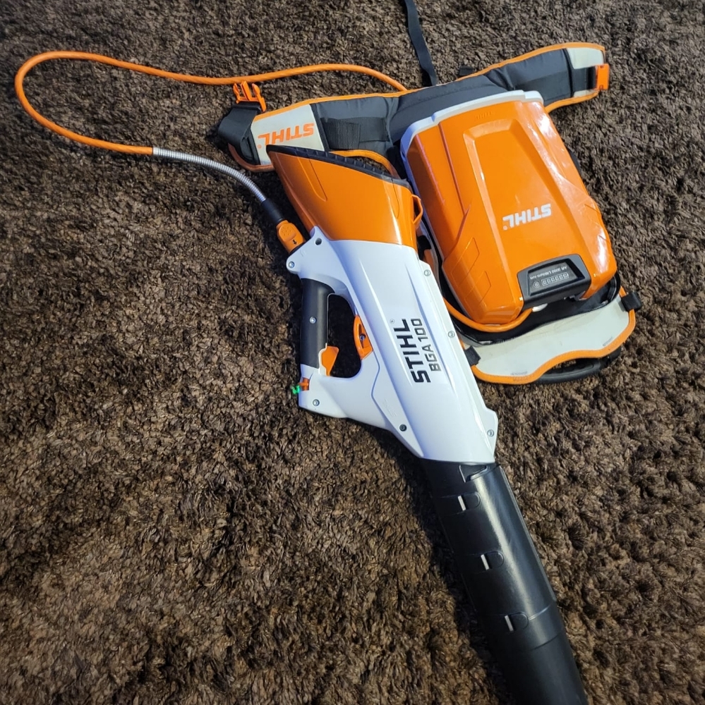 Slightly used Stihl blower kit ( includes harness and charging cable)